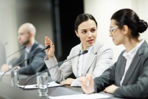 miembros del jurado hablando entre sí en la corte